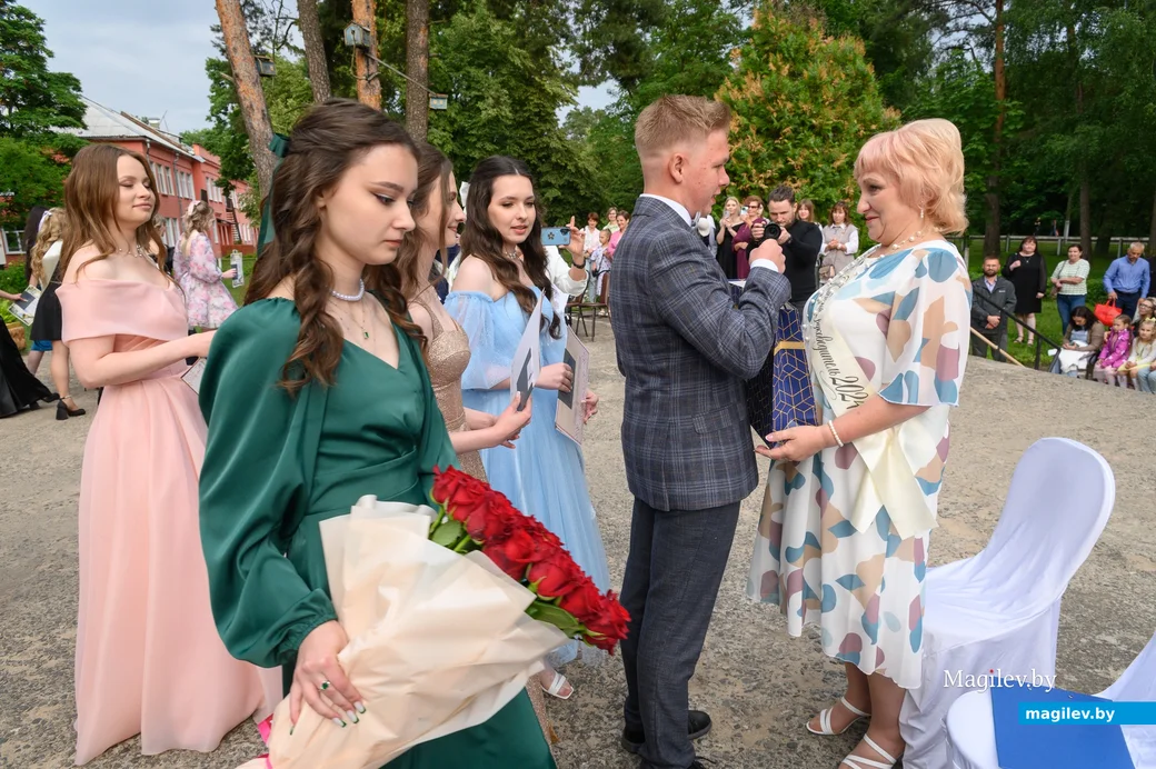 14.06.2024. Микрорайон Киселевичи. Вручение аттестатов об общем среднем образовании выпускникам