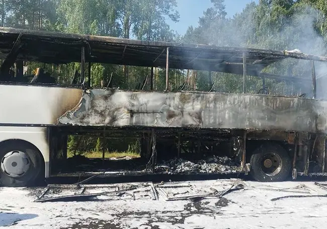 Вблизи Лунинца на трассе М10 загорелся автобус