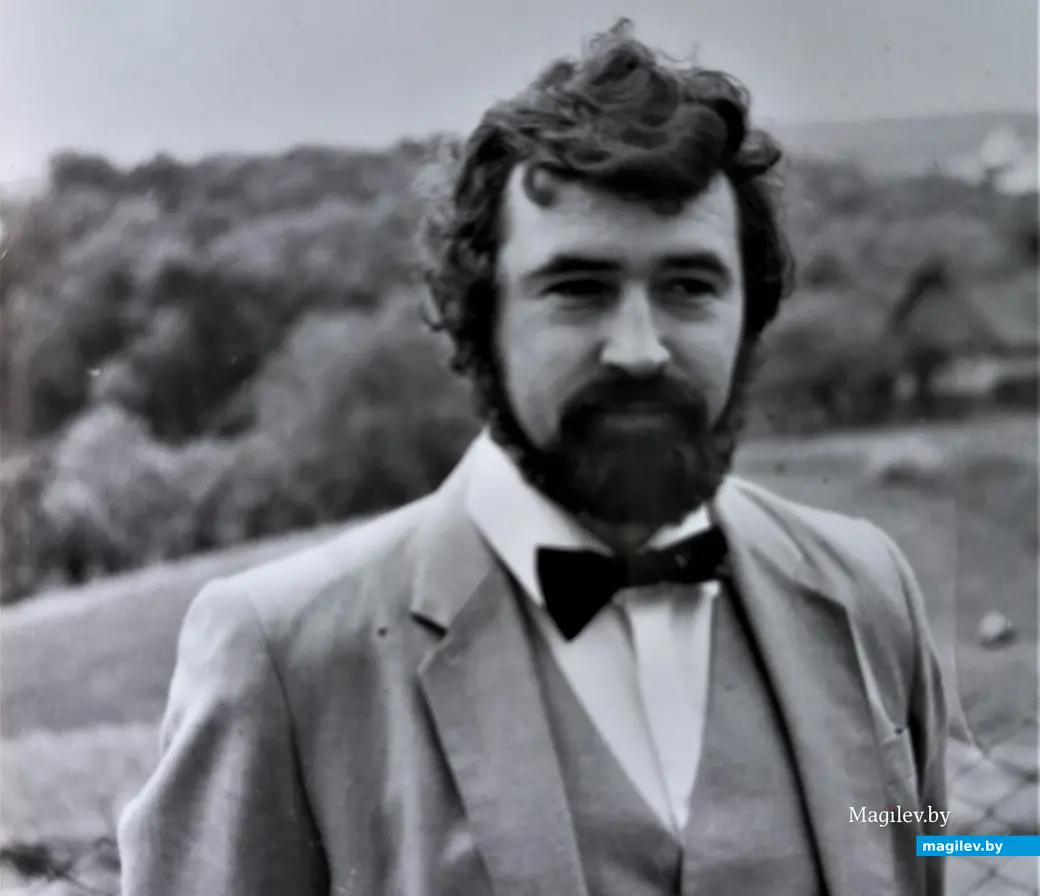 Александр (Филипп) Филипченко (R.I.P.) всегда и во всем был оригинален. Даже в выборе формы одежды для поездки на природу. 1990-е годы.