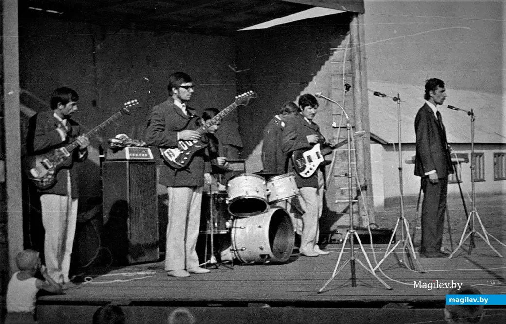 1970-е годы, один из свинокомплексов под Могилевом. Выступает ВИА «Оптимисты». Крайний слева (бас-гитара) – Виктор Быков.