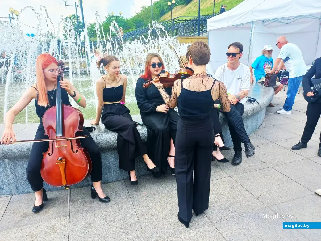 Июнь 2024 года, Могилев, Подниколье. До начала часового концерта эстрадно-симфонического оркестра Национального центра художественного творчества осталось совсем