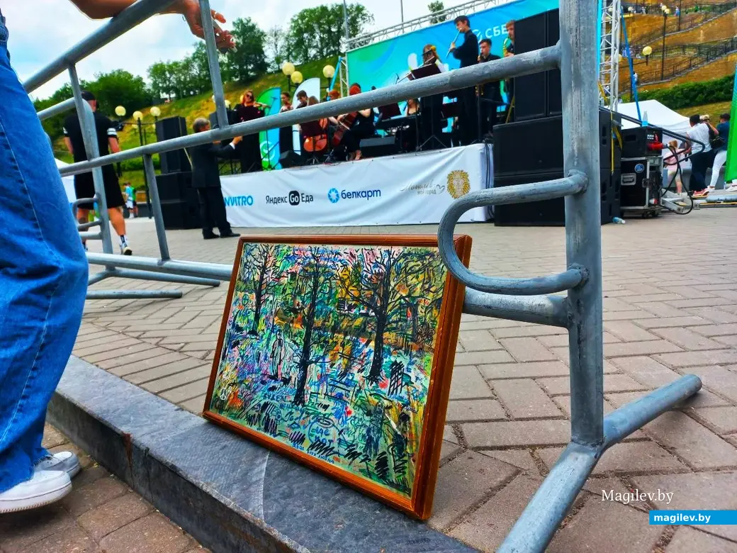 Июнь 2024 года, Могилев, Подниколье. Картина «Не забывайте своих старых друзей!».