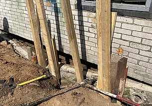 Между песком и бетоном. В Могилевском районе на мужчину обрушился гараж