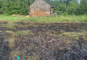 Хотела сжечь траву: в Хотимском районе пенсионерка получила серьезные ожоги и погибла