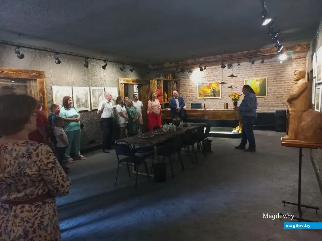 21.06.2024 г., Могилев, Арт-ЦуМ на Дубровенке. Выставка Виктора де Буга «Исторические вехи Могилева».