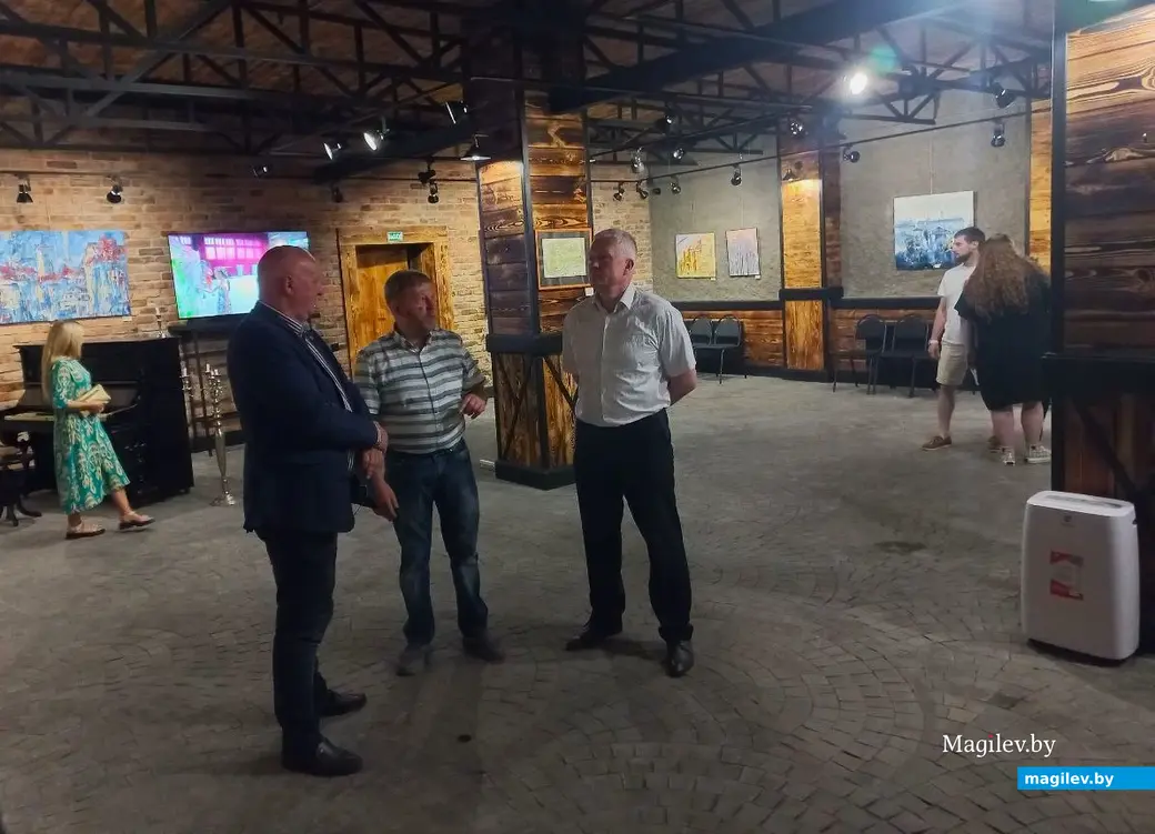 21.06.2024 г., Могилев, Арт-ЦуМ на Дубровенке. Выставка Виктора де Буга «Исторические вехи Могилева».