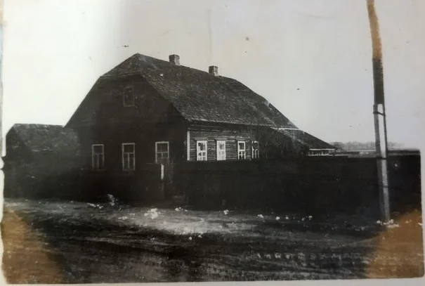 Дом Анны Петровны. Деревня Заполье, ул. Луговая, 15. Старое фото, дата не указана.