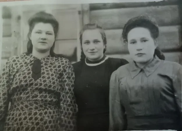 Вера Куделка, Аня Костецкая, Оля Антюшеня. 1960-е годы.