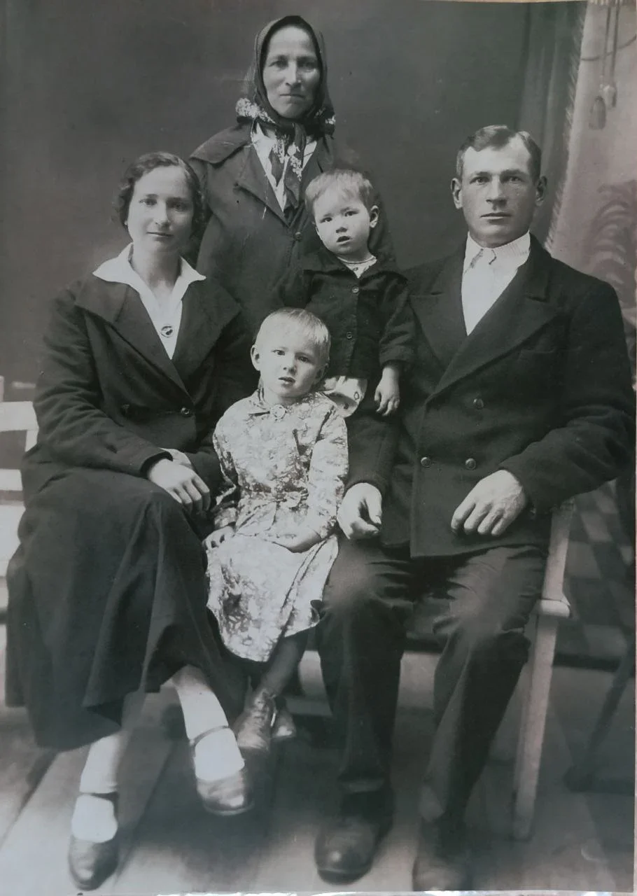 Предположительно, 1940-й год. Семья Анны Петровны: мама Ульяна, отец Петр, сестра Мария, самая