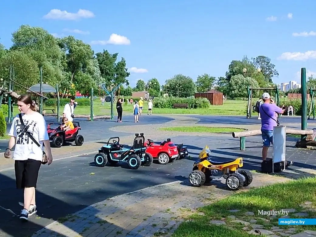 Прокатиться на машинке, пострелять в тире и съесть мороженое. Сколько стоит погулять с семьей в парке Подниколье? Июнь, 2024 год.