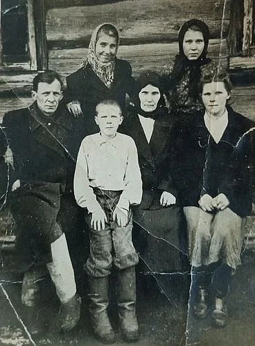 1950-е годы. Нина на первом ряду дочь Катя, Шура. Фамилия людей неизвестна.
