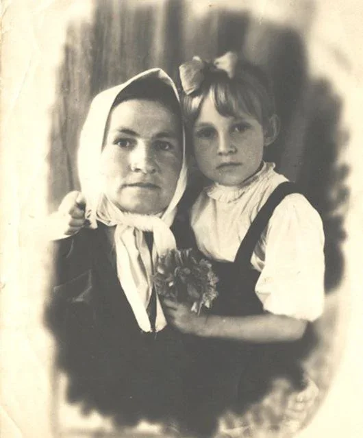 Розалия Малевич с дочкой Валентиной. Конец 1940-х или начало 50-х. Ее мужа расстреляли