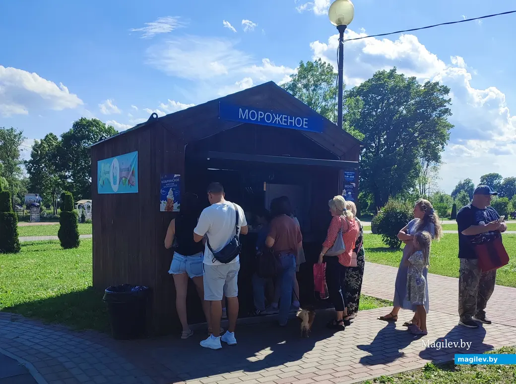 Прокатиться на машинке, пострелять в тире и съесть мороженое. Сколько стоит погулять с семьей в парке Подниколье? Июнь, 2024 год.