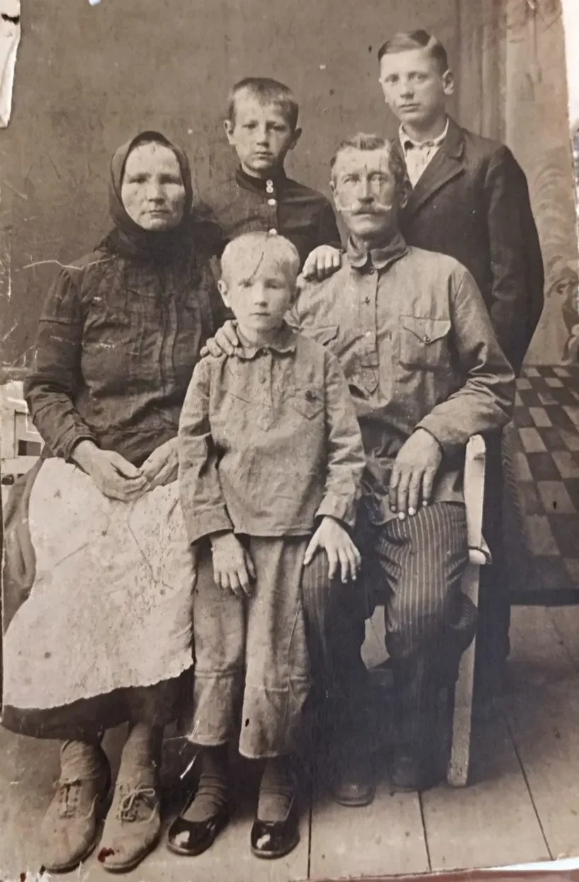 Конец 1930-х. Это семья Царик: отец Василь, старший Алексей, Гриша, маленький Коля, мать