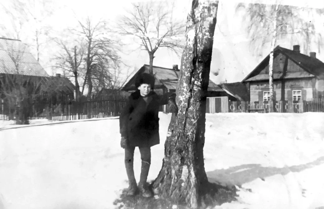 1970-е Сын Анны Петровны, Олег в центре Заполья