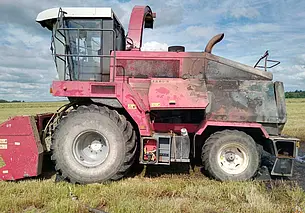 В Осиповичском районе в поле загорелся комбайн (видео)