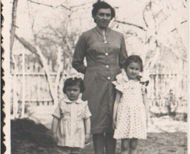 Галина Антоновна Лукашевич с дочерями, 1963 год.