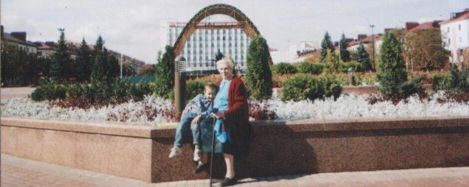 Бобруйск, площадь Ленина, 2006 г. Антон Ткачук (ему 7 лет) с бабушкой Галей.
