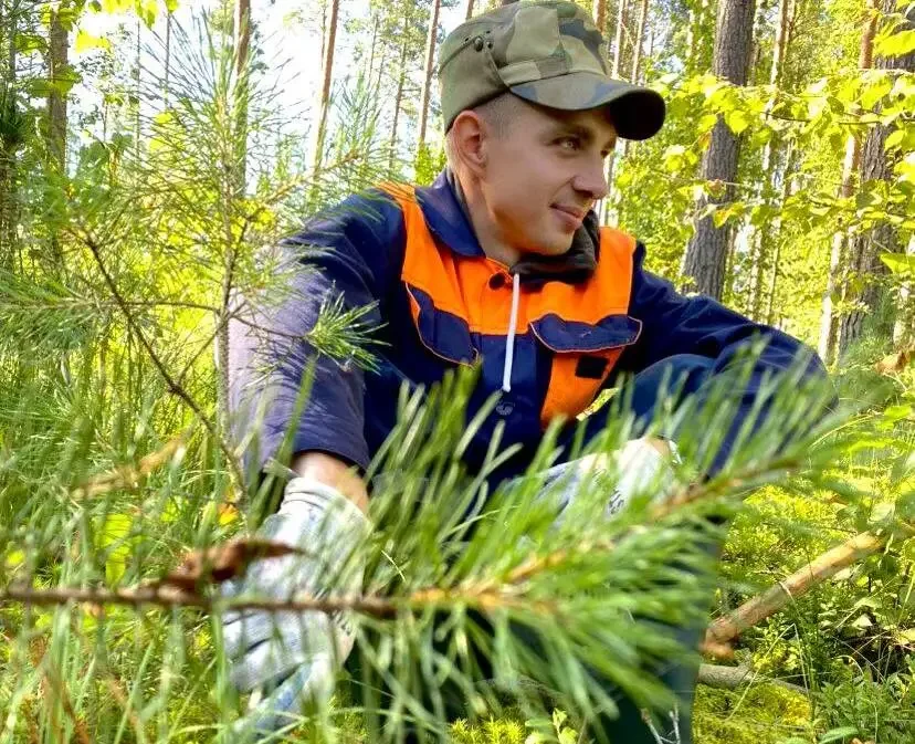 26.06.2024. Бобруйчанин Дмитрий Акулич «профессионально» собирает в лесу ягоды и грибы.