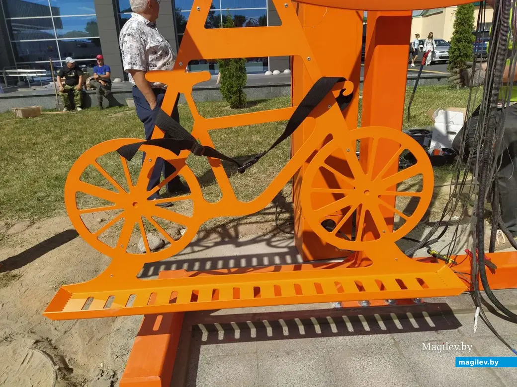 27 июня 2024 года. Могилев. установка велопарковки возле ТЦ «Атриум».