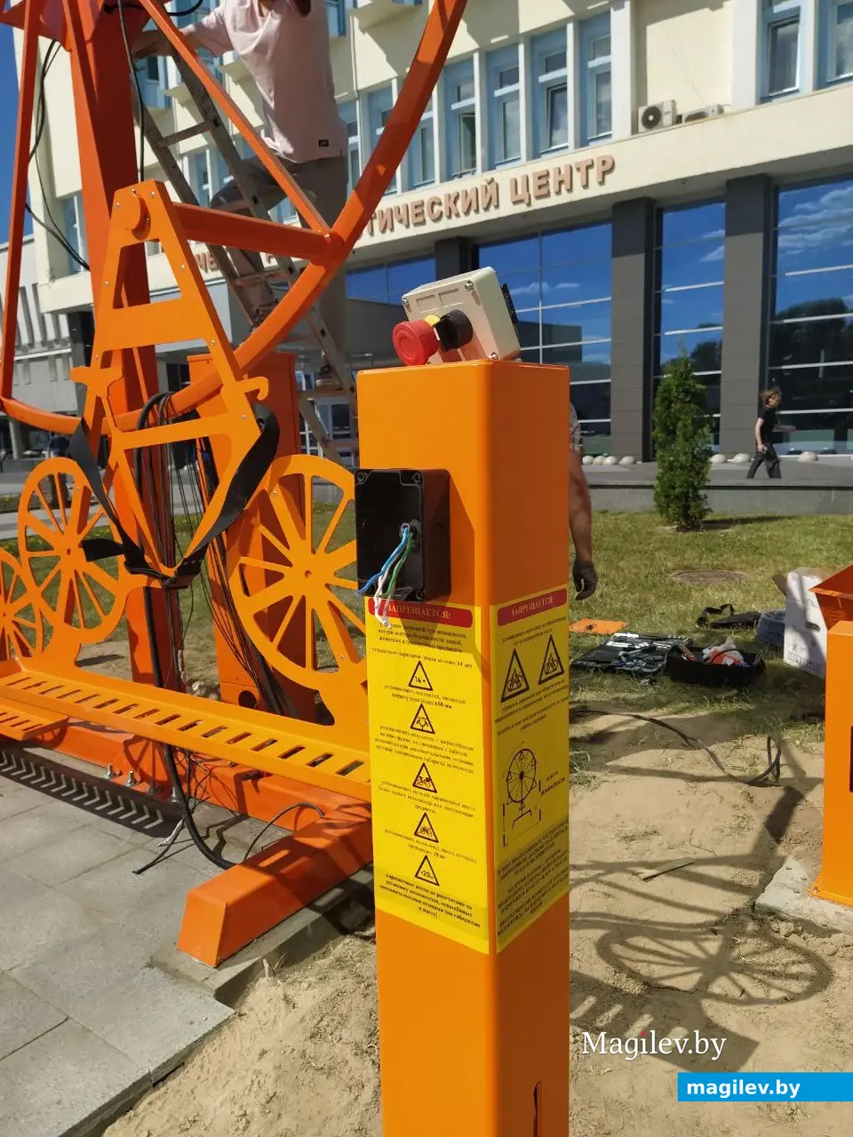 27 июня 2024 года. Могилев. установка велопарковки возле ТЦ «Атриум».