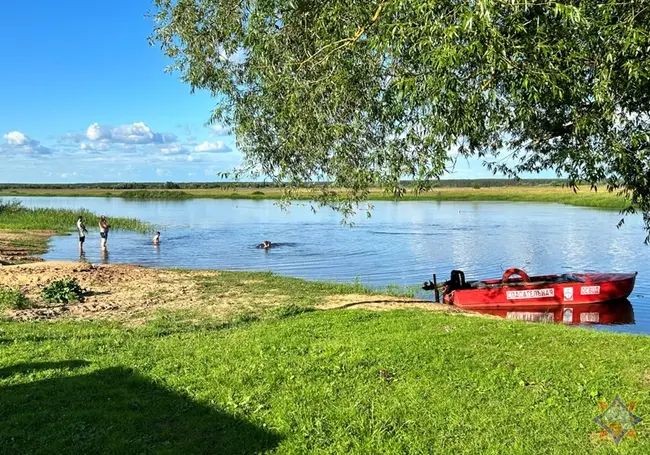 Запутался в траве и стал тонуть: в Кричеве работники ОСВОД спасли мужчину