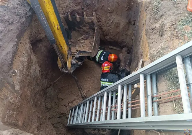 В Осиповичах мужчину засыпало в яме с грунтом. На помощь пришли спасатели (видео)