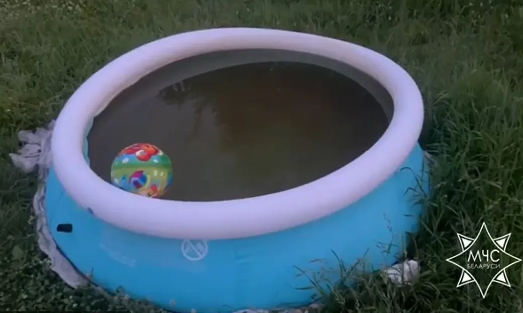 29 июня 2024 года. В Гомельской области годовалый ребенок утонул в надувном бассейне. Кадр видео МЧС.