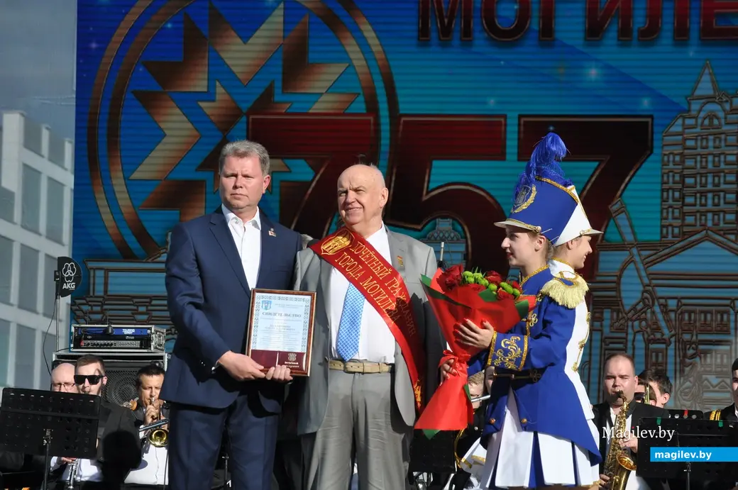 29 июня 2024 г. Могилев, стадион «Спартак». Мэр города Александр Студнев и Почетный гражданин Могилева Олег Баханович,