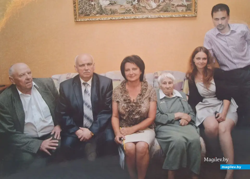 2011 год. Могилев. Олег Баханович с родителями, женой Надеждой, сыном Вячеславом и дочкой Ольгой.