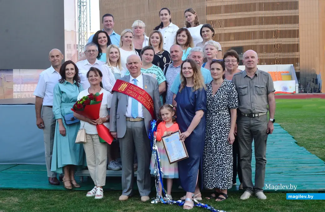 29 июня 2024 г. Могилев, стадион «Спартак». Олег Баханович с семьей (слева жена Надежда, справа дочь Ольга и внучка Софья), друзьями и работниками МГЭПТК.