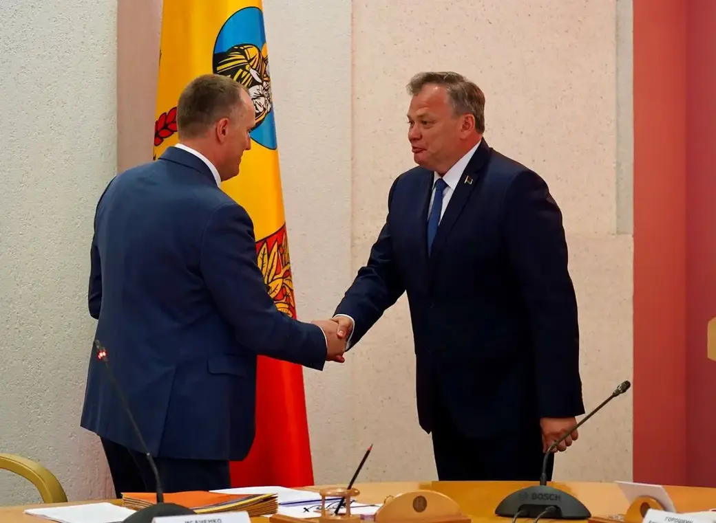 Владимир Гацко и губернатор Могилевской области Анатолий Исаченко.