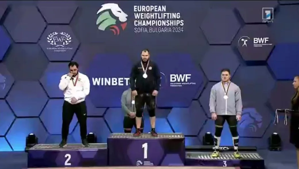 Юлиан Курлович на пьедестале Чемпионата Европы, фавраль 2024.