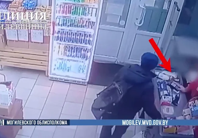 В Могилеве продавец магазина за месяц украла с карты пенсионера более 1,5 тысячи рублей