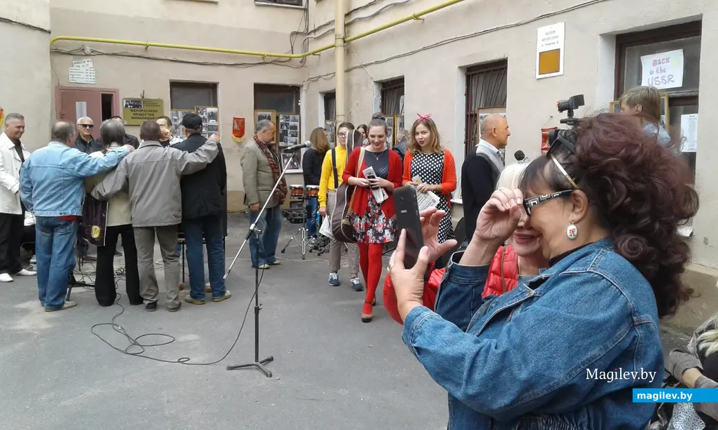 2017 г., Могилев. Тусовка «семидесятников» во дворике Алика Кузькина в Пожарном переулке.