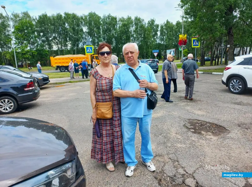 02.07.2024, Могилев, Казимировка. У бюро ритуальных услуг. Прощание с Игорем Яшновым. Марат Музыкантов со своей сестрой Инной.