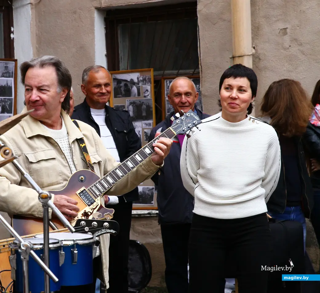 2017 год, Могилев, дворик Алика Кузькина в Пожарном переулка. Тусовка «Не забывайте своих старых друзей!». В центре – Игорь Яшнов.
