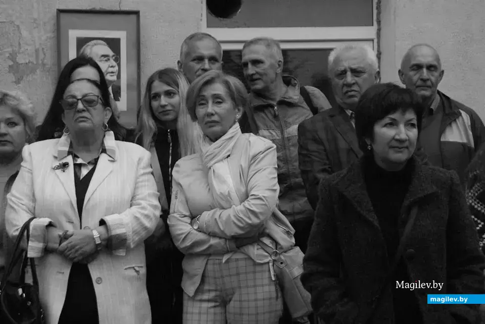 2017 год, Могилев, дворик Алика Кузькина в Пожарном переулка. Тусовка «Не забывайте своих старых друзей!». Справа крайний – Игорь Яшнов.