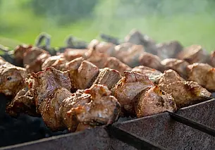 Могилевчанин умер от удушья, подавившись шашлыком