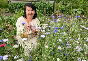 «Мое мыло – как слоеный пирог». Бобруйчанка делает мыло с растениями из своего сада