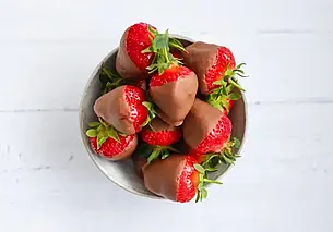 Как приготовить клубнику в шоколаде: все гениальное просто