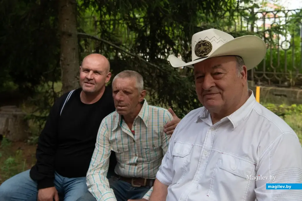 Июль 2024 г. Могилев, благотворительное общество «Табея». Александр Алпеев, Юрий Чернявский и Павел Бродов.
