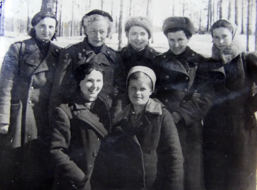 Фронтовые медсестры. На переднем плане справа – Лариса Артеменко. Фото из семейного архива семьи Пудовых.