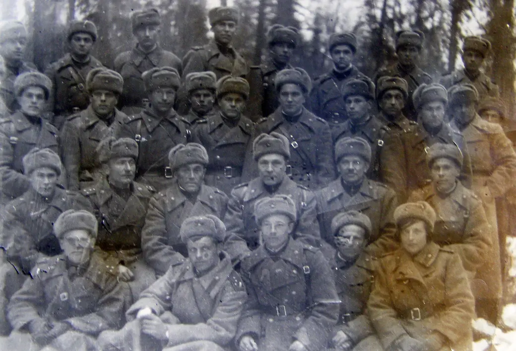 Софья Куткер (Пудова) на фронте (внизу справа). Фото из семейного архива семьи Пудовых.