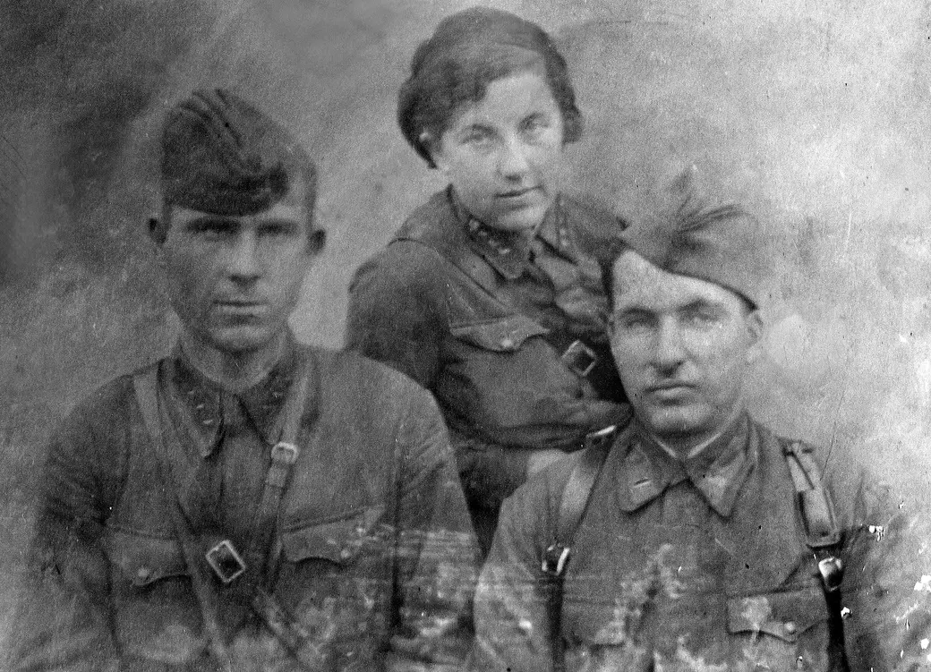 Софья Куткер (Пудова) с хирургами. Справа – хирург Воробьев. 1941 год. Фото из семейного архива семьи Пудовых.