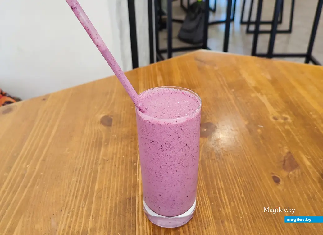 Холодный кофе, крутой коктейль и самоуверенный сырок. Отдохнули от жары в «Мир23».