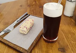 Холодный кофе, крутой коктейль и самоуверенный сырок. Отдохнули от жары в «Мир23»