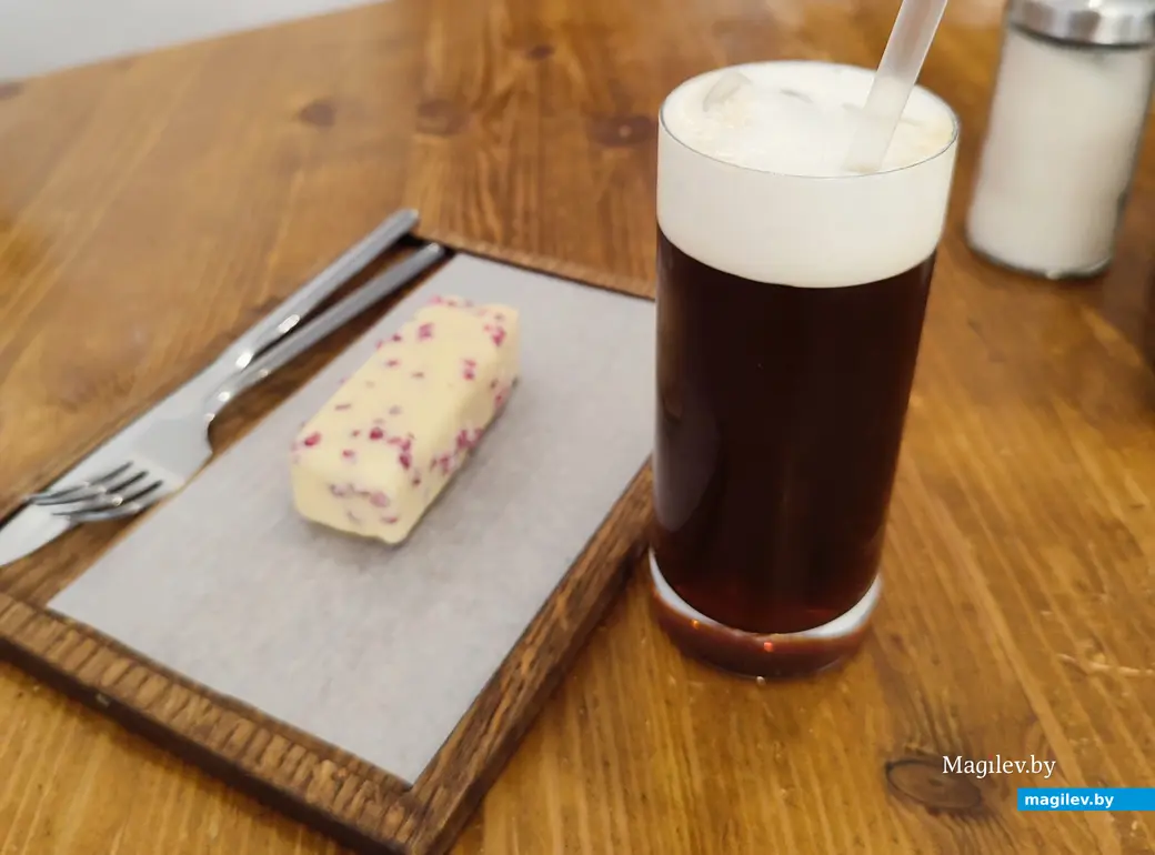 Холодный кофе, крутой коктейль и самоуверенный сырок. Отдохнули от жары в «Мир23».