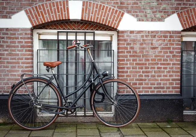 Где хранить велосипед в маленькой квартире: креативные идеи