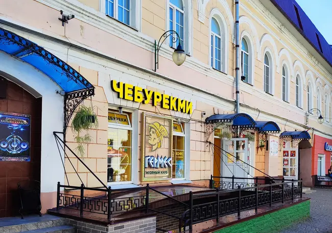 Есть даже чебурек за рубль (спойлер – без начинки)